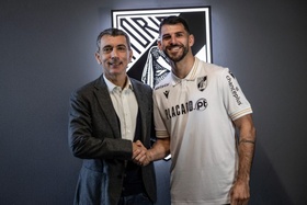 Vitória de Guimarães renova contrato de Nélson Oliveira até 2026