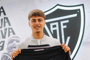 Simão Silva renova com o Académico de Viseu até 2029