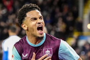 Marcus Edwards assina contrato de quatro anos com o Burnley