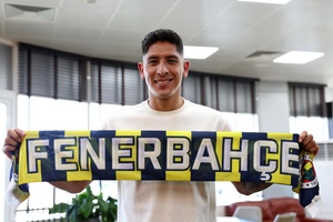 OFICIAL: Fenerbahçe contrata Edson Álvarez após falhar acordo com Benfica por Aktürkoglu