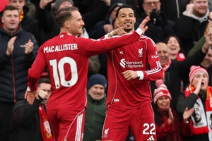 Liverpool vence com 'bis' de Ekitiké em dia de regresso de Mo Salah