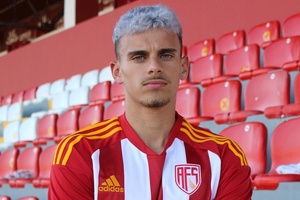 OFICIAL: Gustavo Mendonça, internacional sub-20, reforça meio-campo do AVS