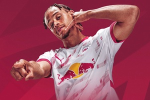 Mercado: Internacional neerlandês Xavi Simons assina em definitivo pelo Leipzig