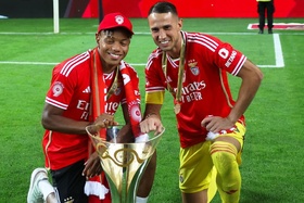 Neres não esquece Otávio e volta a provocar o médio do FC Porto nos festejos da Supertaça