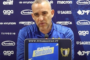 Famalicão: João Pedro Sousa quer evitar "olhar para trás" no duelo com o FC Porto