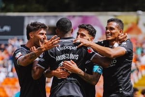 II Liga: Académico de Viseu goleia Oliveirense e mantém lugar de subida direta