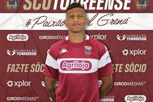 OFICIAL: Colombiano Carlos Rentería renova e continua a vestir a camisola do Torreense