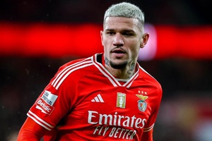"Aquilo que se pede é que o Benfica tenha laterais tipo Cafú e Roberto Carlos"
