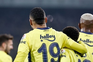 Turquia: Fenerbahçe, de Mourinho, vence e aproxima-se da liderança