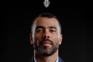Ashley Cole estreia-se como treinador principal no Cesena