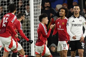 Manchester United bate Fulham com golo afortunado em duelo de técnicos portugueses