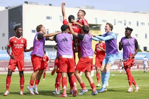 Benfica ergue pela primeira vez a Taça Revelação