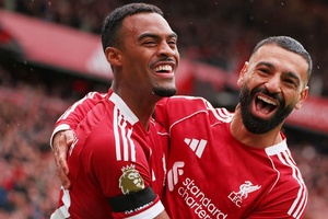 Liverpool sobrevive à pressão do Everton e reforça liderança