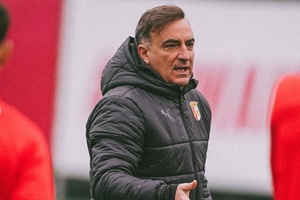 Carlos Carvalhal lesionado no banco! Treinador do Braga sai de maca após choque com jogador