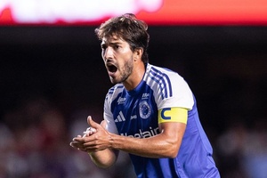 Cédric Soares assiste no empate do São Paulo ante Cruzeiro de Leonardo Jardim