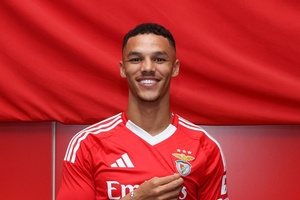 Alexander Bah renova contrato com até 2029: "Tenho um grande amor pelo Benfica"