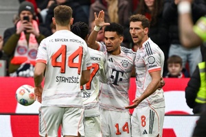 Bayern termina com nove jogadores em empate turbulento
