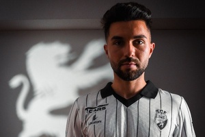 OFICIAL: Ex-líder de assistências na Suíça assina pelo Farense