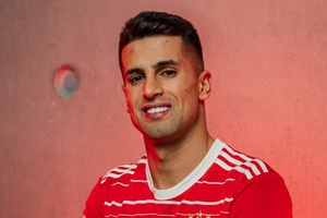Português João Cancelo no 'onze' do ano da FIFPro