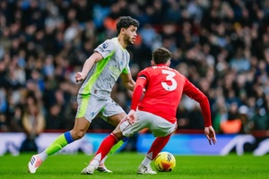 Rayan Cherki decide e coloca Manchester City no topo da Premier League
