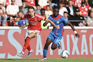 I Liga: Benfica vence Alverca com expulsão e golo sofrido no fim