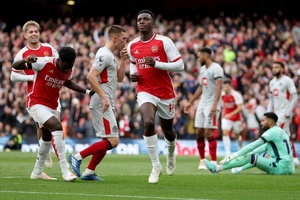 Nketiah deslumbra com um 'hat-trick' na goleada do Arsenal sobre o Sheffield United