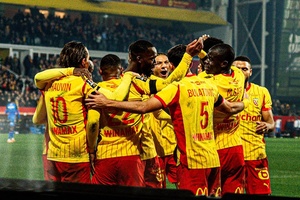 Lens goleia Angers e assume liderança provisória da Ligue 1