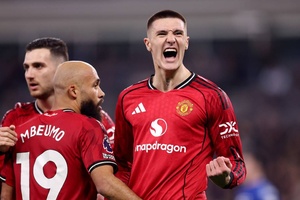 Manchester United bate Everton e consolida candidatura à 'Champions'