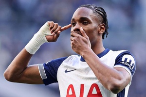OFICIAL: Mathys Tel assina pelo Tottenham até 2031 por 35 milhões