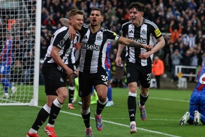 Newcastle goleia Palace rumo à quinta vitória seguida e sobe ao pódio