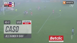 Liga Portugal Betclic: Nacional vs Benfica, Cartão Amarelo Alexander Bah (VAR), 48' (2024-2025)