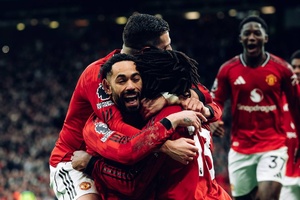 Manchester United vence rival City em estreia de sonho do treinador Michael Carrick