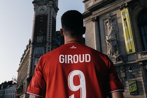 OFICIAL: Giroud de regresso a França para representar o Lille