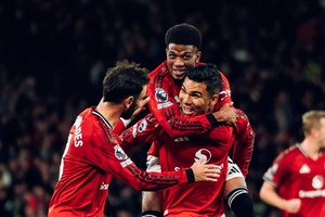 Arsenal bate Aston Villa e Manchester United empata com os Wolves
