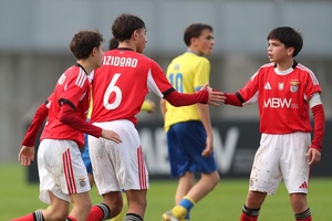Benfica conquista vitória importante sobre Estoril