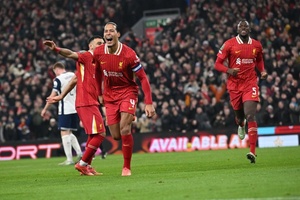 Inglaterra: Liverpool goleia Tottenham e avança para a final da Taça da Liga