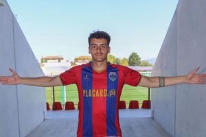 OFICIAL: Desp. Chaves reforça meio-campo com o médio brasileiro Ktatau