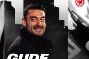 Albert Riera sucede a Dino Toppmöller no comando técnico do Eintracht Frankfurt