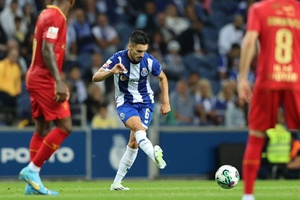 Stephen Eustáquio regressa ao FC Porto com edema na perna esquerda