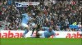 Nigel De Jong (Man City) fratura perna a Ben Arfa (Newcastle)