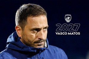 Vasco Matos recusa Botafogo e renova pelo Santa Clara até junho de 2027