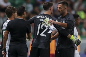 "O Sporting não precisa comprar guarda-redes. Adán é um líder e o Franco tem muito ptencial"