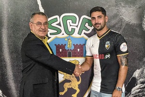 OFICIAL: Avançado Rui Costa renova contrato e acompanha Farense na subida à I Liga