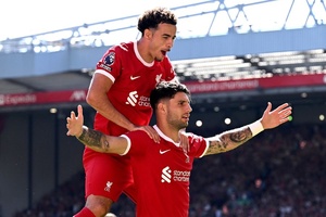 Inglaterra: Liverpool vence Aston Villa e une-se a Tottenham e West Ham na perseguição ao City