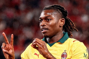 Rafael Leão marca de 'chapéu' no empate do AC Milan com o Como