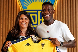 Estoril devolve médio Patrick de Paula ao Botafogo