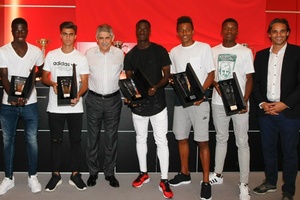 Benfica distingue campeões europeus sub-17