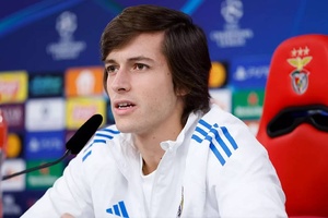 Liga dos Campeões: Carreras:"No maior clube do mundo depois de ter representado o maior de Portugal"
