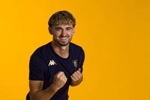 OFICIAL: Médio Jordan Holsgrove regressa a Portugal por empréstimo ao Estoril Praia