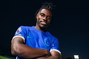 OFICIAL: Médio belga Roméo Lavia assina pelo Chelsea por sete épocas